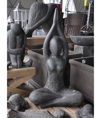 Skulptura-Yoga-pakeltomis-rankomis-80cm